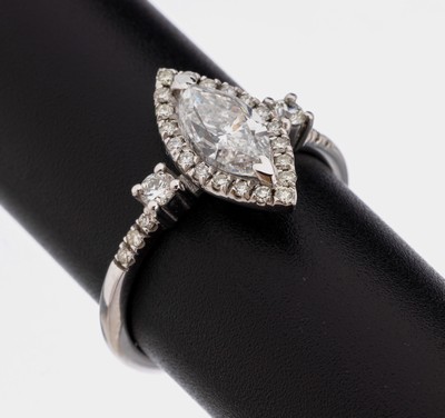 14 kt Gold Diamant-Ring, WG 585/000, mittigerhaben gefasste Diamant-Navette ca. 0.80 ct feines Weiß-Weiß/si, umgeben von 28 Brillantenzus. ca. ...