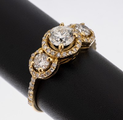14 kt Gold Brillant-Ring, GG 585/000, Ringkopf aus 3 runden Elementen, 3 erhaben gefasste Brillanten zus. ca. 0.85 ct Weiß/si- p, 53 weitere ...