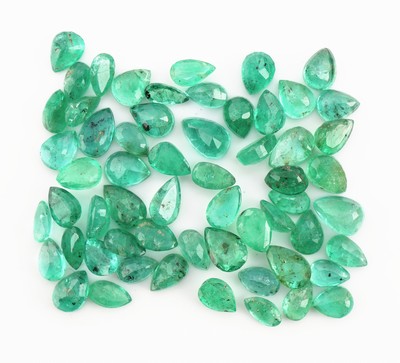 Lot lose Smaragde, zus. ca. 15.26 ct, facett. Tropfen, versch. Größen und Farbnuancen, Ausfassware