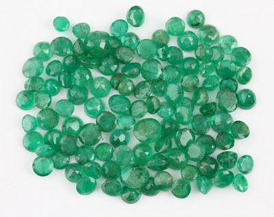 Lot lose Smaragde, zus. ca. 30.73 ct, rundfacett., versch. Größen und Farbnuancen, Ausfassware