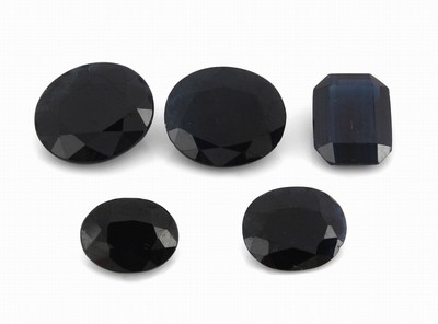 Lot 5 lose Saphire, zus. ca. 20.09 ct, 4 x ovalfacett. in versch. Größen, 1 x Treppen- schliff, Ausfassware