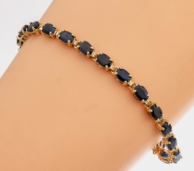 14 kt Gold Saphir-Armband, GG 585/000, 22 ovalfacett. Saphire zus. ca. 9.00 ct, L. ca. 17.5 cm, Kastenschloss mit Sicherheitsacht, ca. 8.1 g