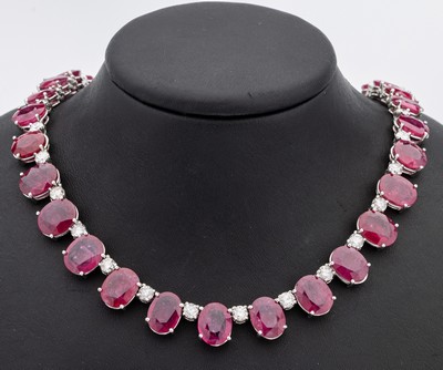 Prunkvolles 18 kt Gold Rubin-Brillant-Collier, WG 750/000 gepr., im Verlauf 25 ovalfacett.Rubine zus. ca. 122.0 ct (beh.), 46 Brillantenzus. ca. ...