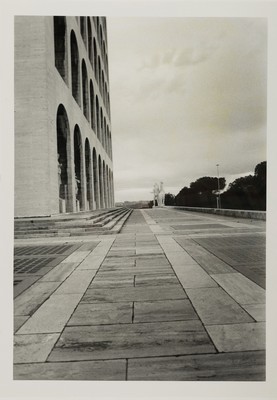 Günther Förg, 1952 Füssen-2013 Freiburg, Palazzo della Civita Italiana, s/w Fotografie, Silbergelatineabzug, rückseitig rechts unten sign. und ...