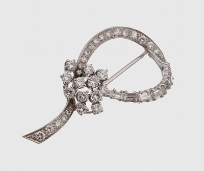 18 kt Gold Diamant-Brosche, WG 750/000, geschwungene Gestaltung, 26 Brillanten, 5 8/8 -Diamanten und 7 Diamantbaguettes zus. ca. 1.20 ct feines ...
