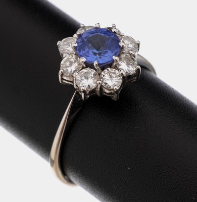 18 kt Gold Tansanit-Brillant-Ring, WG 750/000, mittig rundfacett. Tansanit ca. 0.90 ct, umgeben von 8 Brillanten zus. ca. 0.80 ct Weiß/si, RW 57, ...