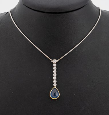 18 kt Gold Saphir-Brillant-Collier, WG/GG 750/000, längliches Mittelteil, in sich bewegl., 1 in GG gefasster tropfenförmiger Saphir-Cabochon ca. ...
