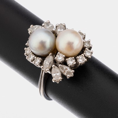 14 kt Gold Perl-Diamant-Ring, WG 585/000, 2Akoyazuchtperlen, grau und cremefarb., D. ca. 7.9 mm, 11 Brillanten, 6 Diamantnavettes zus. ca. 1.30 ct ...