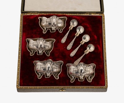 Set 4 Gewürzschälchen, Frankreich um 1900, 800er Silber, neoklassizistisch, freie Monogrammfelder, orig. Glaseinsätze, 4 kl. Löffel, 800er ...