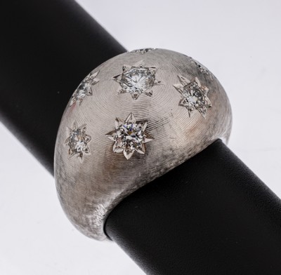 18 kt Gold Brillant-Ring, WG 750/000, Oberfläche sat., qualitätvolle Verarbeitung, 7Brillanten einzeln in Sternfassungen gefasst zus. ca. 1.10 ct ...
