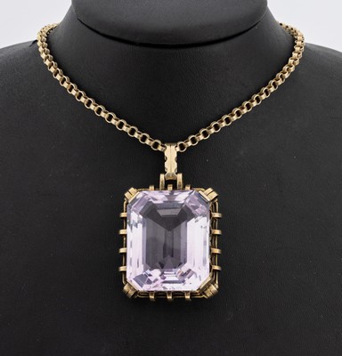 Amethyst-Anhänger, 1930er Jahre, Silber verg., Amethyst im Treppenschliff ca. 120 ct, 6 x 3.5 cm, an Kette, Silber verg., L. ca. 47 cm, ...