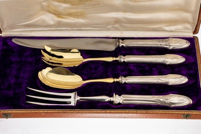 4 tlg. Vorlegebesteck, Frankreich um 1900, 800er Silber, best. aus: Salatbesteck, teilverg., 1 Fleischvorlegeset: Messer und Gabel, schöner ...