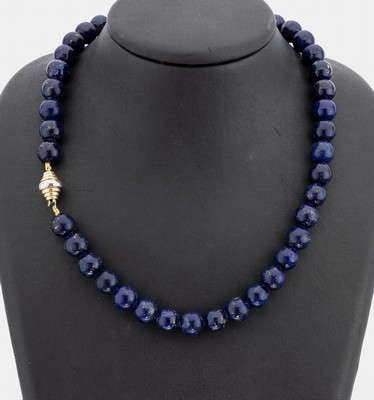 Lapislazuli-Collier mit 14 kt Gold Schließe, GG/WG 585/000, dunkelblaue Lapislazuli- Kugeln, D. ca. 15.5 mm, Steckschließe, L. ca. 65 cm