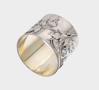 Serviettenring, Frankreich um 1900, 950er Silber, schlichte Grundform, reliefiertes florales Dekor, Monogramm wohl ML ligiert, D. ca. 4.8 cm, B. ca. ...