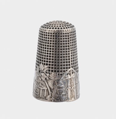 Fingerhut, Frankreich um 1900, 800er Silber, umlaufendes Dekor, Darstellung eines Affen und einer Katze vor Feuerstelle in Küche, florale Elemente, ...