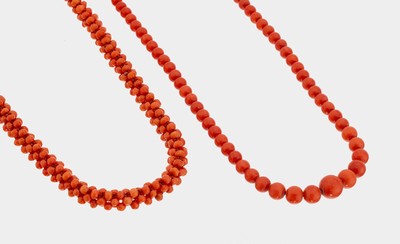 Konvolut 2 Korallen-Colliers, 1 x mehrreihig geflochten mit Korallenkugeln, D. ca. 3 mm, L. ca. 43 cm, und 1 x Korallenkugelnim Verlauf, D. ca. ...