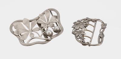 Konvolut 2 Gürtelschließen, 1 x Silber, florale Darstellung mit Insekten, ca. 6 x 5 cm, 1 x Metall versilbert, geschwungen floral,2 Kunstperlen, ...