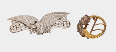 Konvolut 2 Gürtelschließen, wohl Frankreich um1900, 1 x Messing versilbert, Darstellung eines Adlerkopfes mit Flügeln, 2-tlg., ca. 11 x 5 cm, 1 x ...