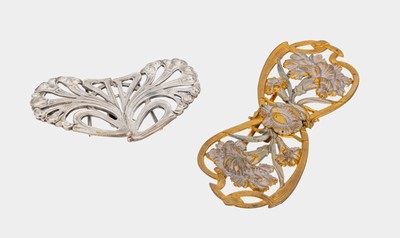 Konvolut 2 Jugendstil Gürtelschließen, Frankreich um 1900, 1 x Metall versilbert, geometrisch, ca. 9 x 6 cm, 1 x länglich mit geschwungen ...