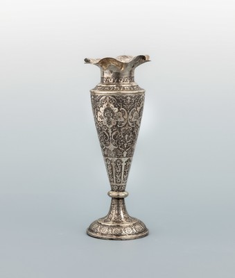 Große Ziervase, Silber gepr., arabisch, konisch zulaufend, reiche florale Gravuren, H.ca. 25 cm, starke Gebr.-Spuren, Fuß verzogen, muss gerichtet ...