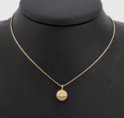14 kt Gold Brillant-Anhänger, GG 585/000, schlicht rund, 1 kl. Brillant, an Kette, GG 585/000, L. ca. 54 cm, ca. 5.2 g