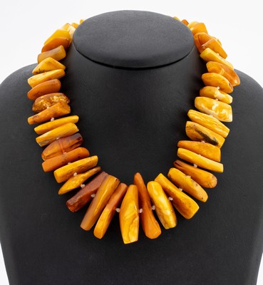 Ausgefallene Butterscotch Bernsteinkette, Bernsteine im Verlauf, opak und z.T. durchscheinend, einzeln geknotet, L. ca. 65 cm, endlos, ca. 100 g