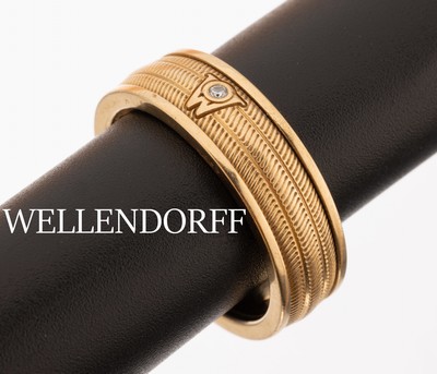 18 kt Gold WELLENDORFF Herrenring, GG 750/000, aus der Serie "Adam", mittig "W" mit kl. Brillant ca. 0.02 ct, sign., RW 63, (mit ...