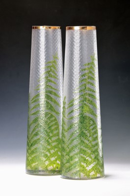 Vasenpaar, wohl Baccarat, um 1900, Frankreich, geätzter Grund, Farndekor, mit grüner Emailbemalung, Goldränder, H. ca. 42 cm