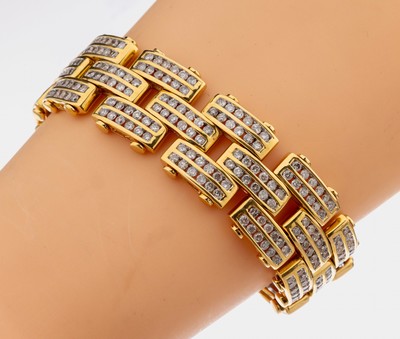 18 kt Gold Brillant-Armband, GG/WG 750/000 gepr., 3-rhg. Backsteinoptik, 396 Brillanten zus. ca. 7.92 ct Weiß/p, B. 2 cm, L. ca. 20 cm, versteckte ...