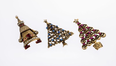 Konvolut 3 Weihnachtsbroschen, USA 1950er Jahre, Metall vergoldet, bunter Swarovsky- Steinbesatz, 1 x HOLLYCRAFT Nikolaus, 2 x Weihnachtsbaum, ...