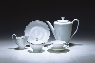 Kaffeeservice, Rosenthal, 1970/80er-Jahre, Weißporzellan mit Platinrand, 12 Tassen mit , 11 Kuchenteller, Kaffeekanne, Zuckerdose und Sahnegießer, ...