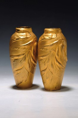 Vasenpaar, signiert van Raj, um 1900, Metall, goldfarben, partiell mattiert, Blätterrelief, H. ca. 17 cm, l. Gebr.spuren