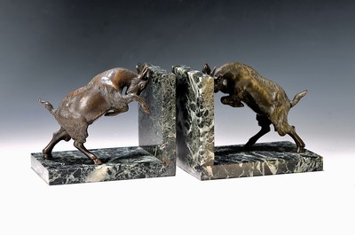 Paar Büchstützen, Frankreich, 30er Jahre, Bronzebekrönungen in Form von Ziegenböcken, weiß geäderter Marmor, ca. 13 x 16 x 10.6 cm, Marmor min. ...