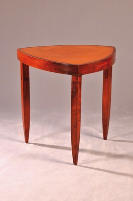 Beistelltisch, Frankreich, Art Deco, um 1930, Rüsterfurnier, Rahmen und Beine Hartholz mahagonifarben, dreieckige Form, ca. 64 x 65 cm, EZ 2