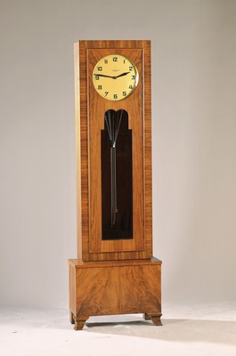 Standuhr mit Westminsterschlag, Art Deco, 30er Jahre, Junghans, Holzgehäuse im zeittypischen Stil, Nussbaumfurnier, Sockel mit Wurzelfurnier, ...