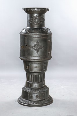 Großer Säulenofen, Frankreich, um 1900, Gußeisen mit aufgelegten Dekoren, klassizistisch, H. ca. 140cm, D. ca. 50cm, ohne Innenauskleidung, Fu. ...