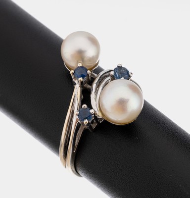 14 kt Gold Perl-Saphir-Ring, WG 585/000, 2 Akoyazuchtperlen, D. ca. 7.4 mm, 3 rundfacett.Saphire zus. ca. 0.15 ct, RW 56, ca. 4.6 g, neue Rhod. ...