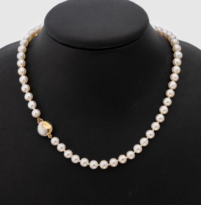 Zuchtperl-Collier mit 14 kt Gold Schließe, GG/WG 585/000, Akoyazuchtperlen, l. unrund, D.ca. 6 mm, L. ca. 51 cm, Steckschließe