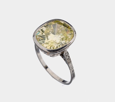 Platin Diamant-Ring, um 1920, Pt gepr., mittig Altschliffdiamant ca. 5.50 ct fancy Yellow-Green/si, ca. 12.55 x 11.1 x 6.45mm, herzf. Unterkaderung, ...