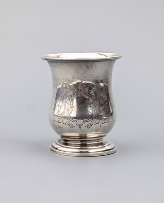Trinkbecher, Russland um 1870-1890, 84er Silber, St. Petersburg, schlichte bauchige Grundform, fein ausgeführte Gravuren mit Rocaillen und ...