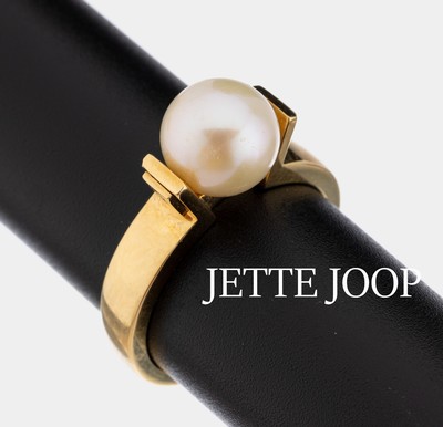 18 kt Gold JETTE JOOP Akoyazuchtperl-Diamant- Ring, GG 750/000, cremef. Perle, D. ca. 9 mm, in Spannringoptik, 2 kl. Brillanten zus. ca. 0.02 ct, RW ...