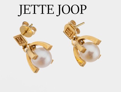 Paar 18 kt Gold JETTE JOOP Akoyazuchtperl- Ohrstecker, GG 750/000, Abhängungen mit einer Perle, D. ca. 8.5 mm, oberhalb mit JJ Emblem, ca. 8.3 g