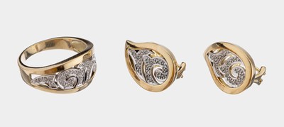 14 kt Gold Brillant-Schmuckset, GG/WG 585/000, best. aus: Ring, RW 60, in WG gefasste Brillanten zus. ca. 0.12 ct (grav.) Weiß/si, dazu Paar ...