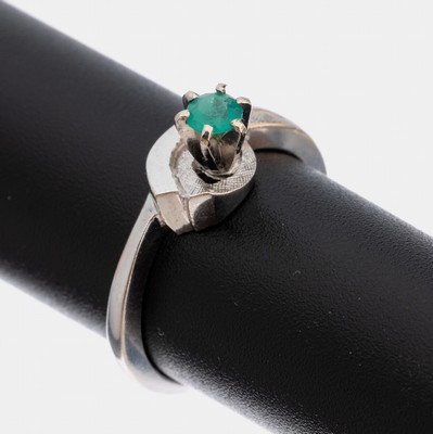 14 kt Gold Smaragd-Ring, WG 585/000, erhaben gefasster rundfacett. Smaragd ca. 0.10 ct, RW 52, ca. 2.9 g
