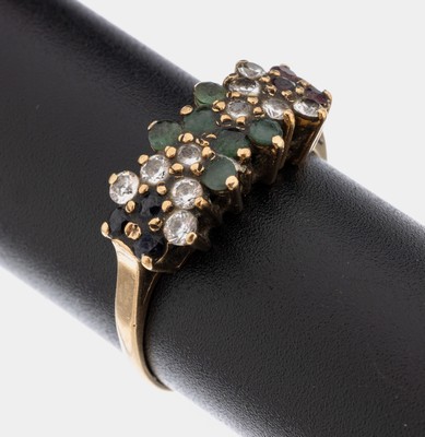 9 kt Gold Farbstein-Ring, GG 375/000, 3 rundfacett. Rubine, 3 rundfacett. Saphire und 6 rundfacett. Smaragde zus. ca. 0.36 ct, 10 rundfacett. ...