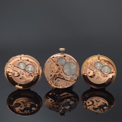 OMEGA 3 vergoldete Armbanduhrwerke Kaliber 283 und 552, Schweiz um 1956-1968, Automatik u. Handaufzug, 2x vers. Zifferblätter, 1x goldfarb., alle ...