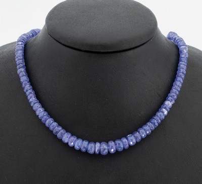 Tansanit-Collier, im Verlauf facett. Tansanit-Linsen, D. ca. 4.6 - 8.5 mm, zus. ca.140 ct, mehrere Linsen min. besch., L. ca. 45.5 cm, ...