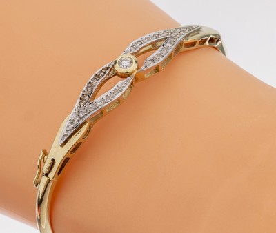 14 kt Gold Diamant-Armreif, GG/WG 585/000, Mittelteil mittig Brillant ca. 0.10 Weiß/si, weitere 26 8/8-Diamanten zus. ca. 0.13 ct Weiß/p, D. ca. ...
