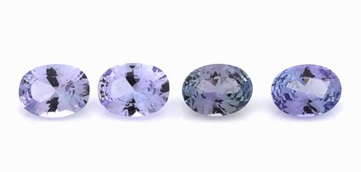 Lot 4 lose Tansanite, zus. ca. 5.24 ct, ovalfacett. versch. Farbnuancen