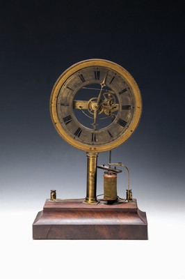 Frühe elektr. Uhr, deutsch um 1900, mass. Holzsockel, 2 Kabelklemmen mit Schrauben für externe Stromversorgung (Batterie), auf Messingsäule ...